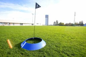 Kit d'une cible de foot golf avec jalon et drapeau